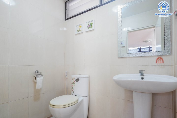 *****บ้านเดี่ยวมือสองย่านกรุงเทพฯ ม.จรัญสนิทวงศ์75 เนื้อที่กว้างขวางมากถึง 119 ตร.ว.  ฟังก์ชัน 3 ห้องนอน 3 ห้องน้ำ ที่จอดรถ 2 คัน พื้นที่หน้าบ้านกว้างขวาง บนทำเลแห่งการเดินทาง ใกล้รถไฟฟ้าสายสีแดงอ่อน "สถานีบางบำหรุ" และทางด่วน "ศรีรัช"